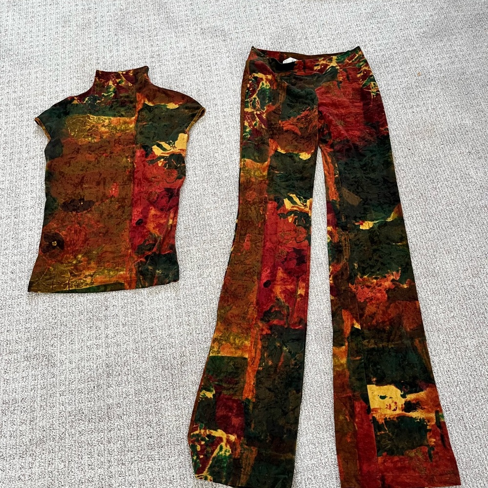 Plain Sud velour pants and sleeveless mock neck top.